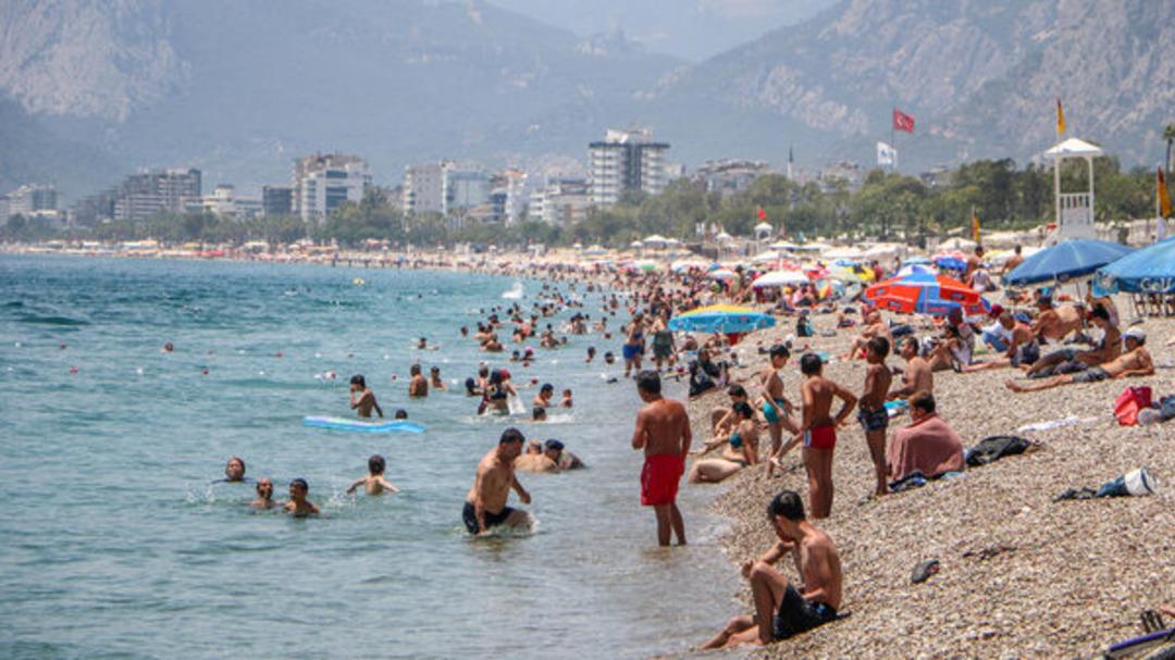 Konyaaltı sahili doldu taştı! Sıcaktan bunalan soluğu orada aldı