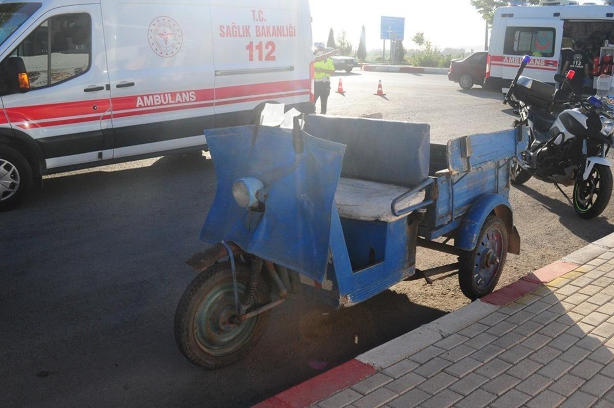 Karaman&rsquo;da &uuml;&ccedil; tekerli motosiklet devrildi: 4 yaralı