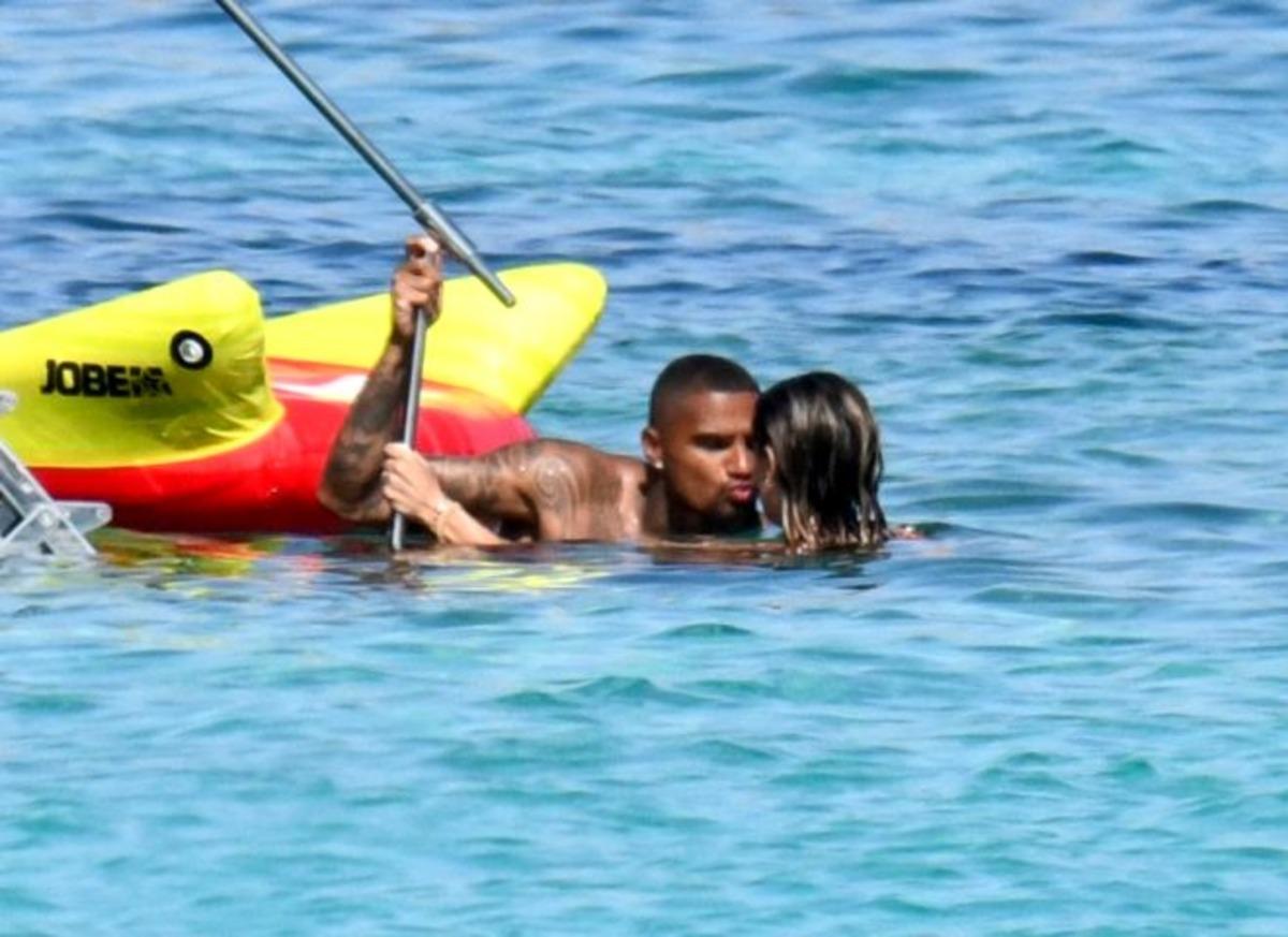 Boateng, eşi ile hafta sonu ka&ccedil;amağı yaparken objektiflere yakalandı