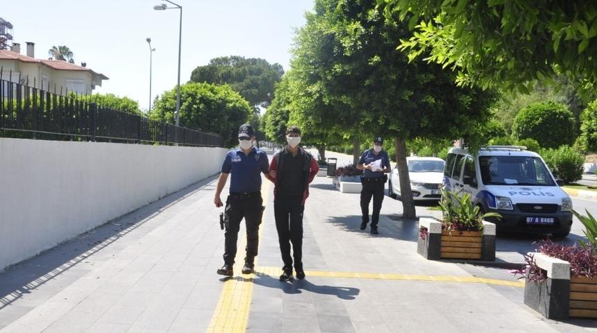 Açık pencereden girdiği evden bin 510 TL ve telefon çaldı