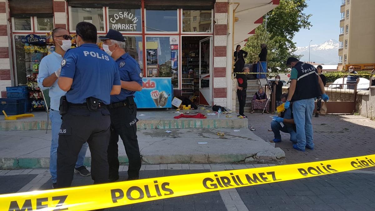 Markette karşılaştığı eski sevgilisini ve arkadaşını bı&ccedil;akladı