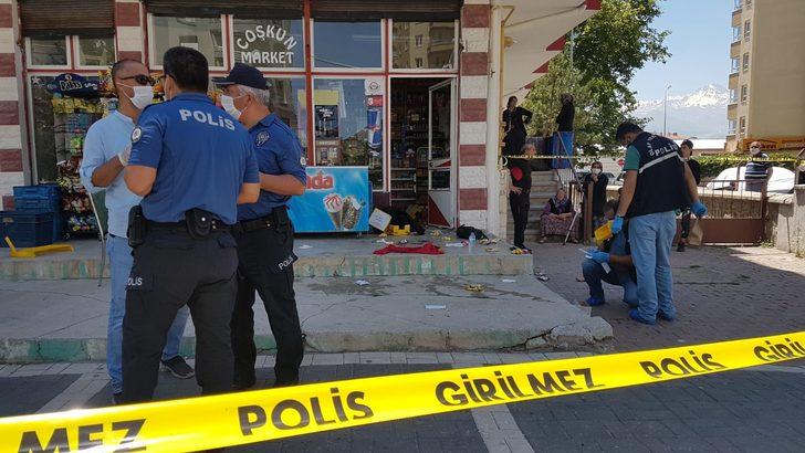 Markette karşılaştığı eski sevgilisini ve arkadaşını bıçakladı G1