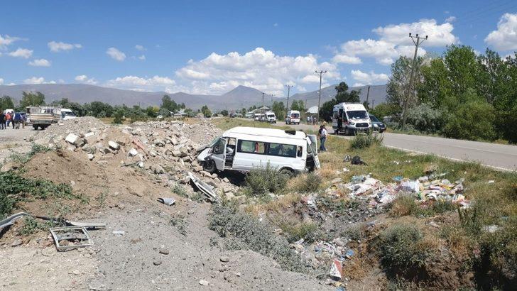 Minibüs şarampole uçtu: 14 yaralı G3