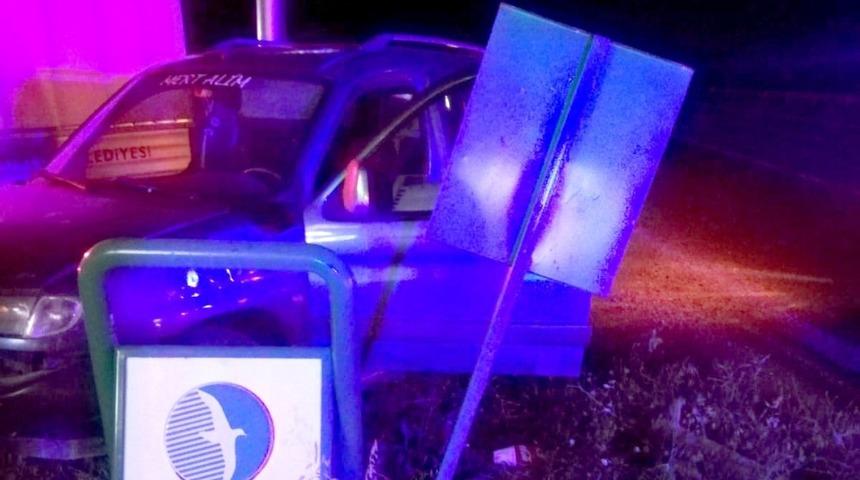 Ticari ara&ccedil; bariyerlere &ccedil;arptı: 1 yaralı