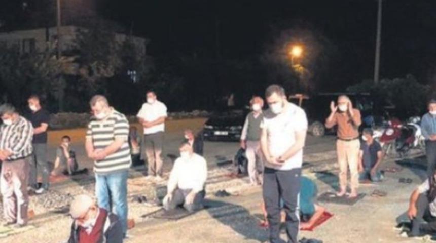 Kahvehane önündeki namazla ilgili yeni gelişme! İmam görevden alındı