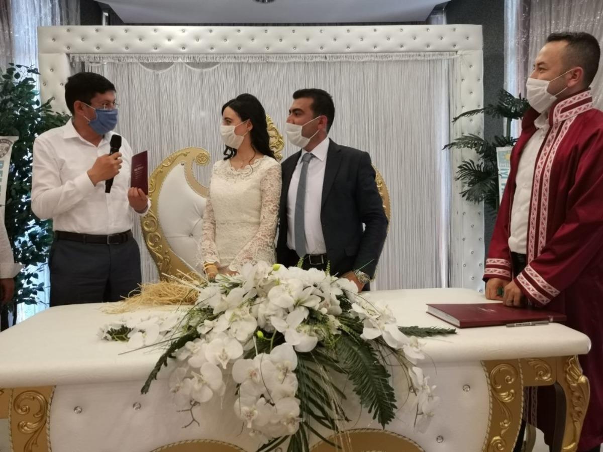 Gazeteci &Ccedil;arpar, bekarlığa veda etti