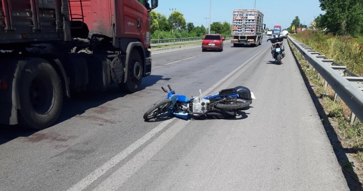 Otomobilin &ccedil;arptığı motosiklet s&uuml;r&uuml;c&uuml;s&uuml; hayatını kaybetti