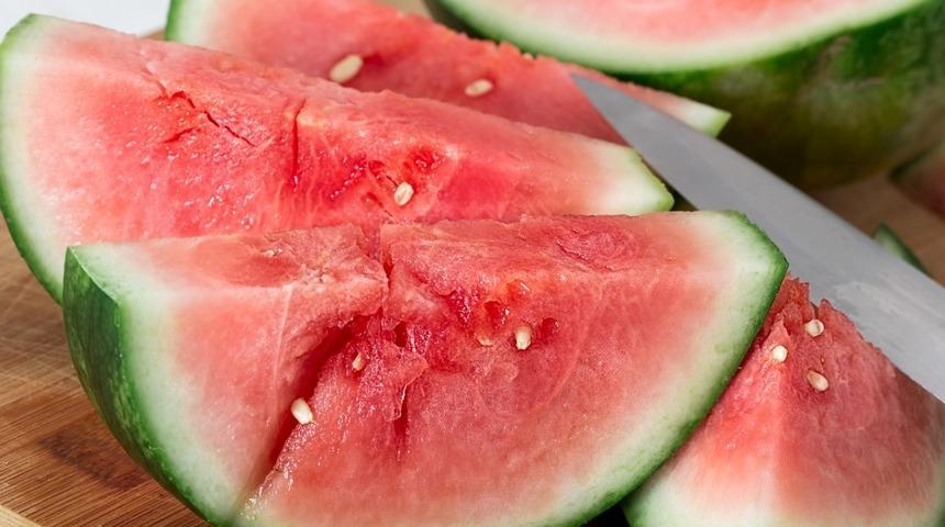 Bu yazıyı okuduktan sonra karpuz kabuklarını bir daha &ccedil;&ouml;pe atmayacaksınız! İşte faydaları...