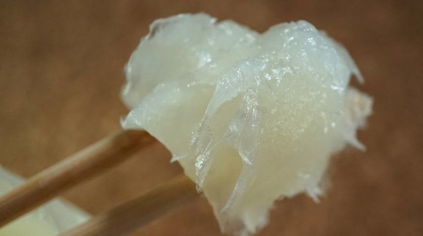 Reklam yıldızları da kullanıyor! İstenmeyen t&uuml;ylerden kurtaran vazelin ve zerde&ccedil;allı 5 tarif...