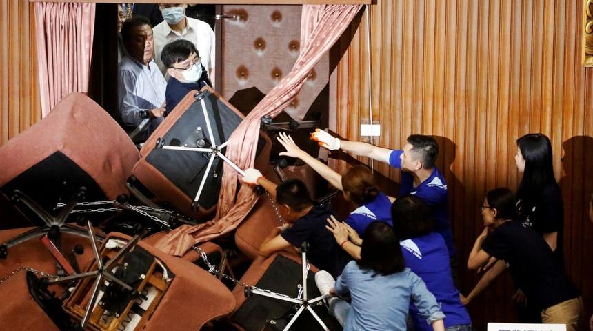 İnanılmaz g&ouml;r&uuml;nt&uuml;ler: Tayvan parlamentosu karıştı!