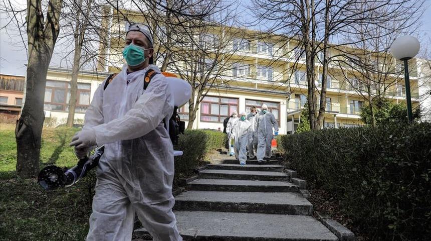 Koronavir&uuml;s vakaları arttı, tedbirler geri geldi! Balkanlar'da alarm