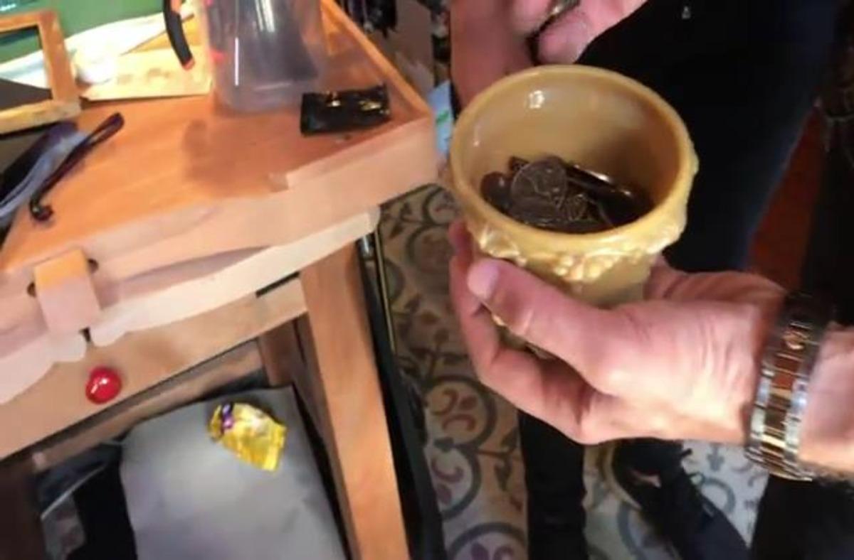 Fatih'te antikacıda 100 par&ccedil;a tarihi eser ele ge&ccedil;irildi