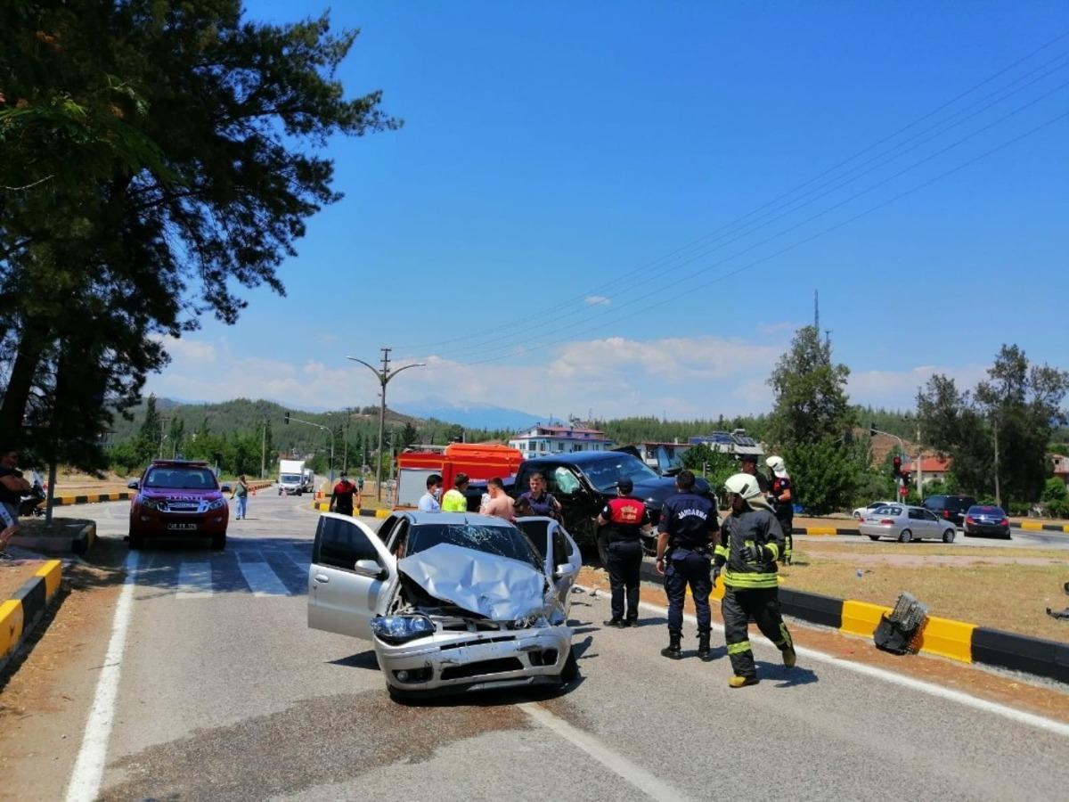 Seydikemer&rsquo;deki trafik kazasında 3 kişi yaralandı