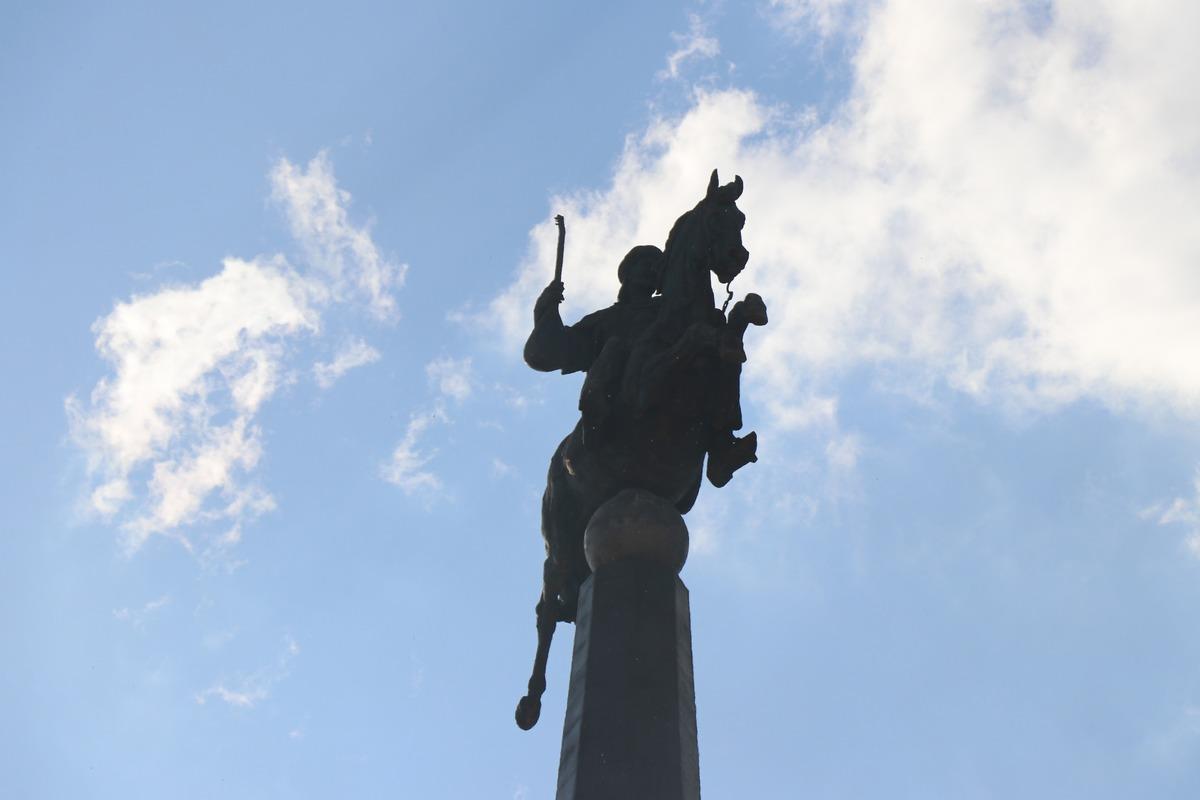 12 milyon TL harcandı, &ccedil;&uuml;r&uuml;meye terk edildi