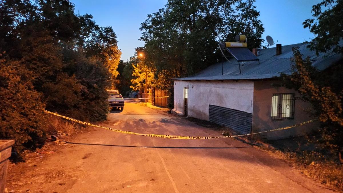 Satırlı dehşet! 40 yıllık komşularına saldırdı