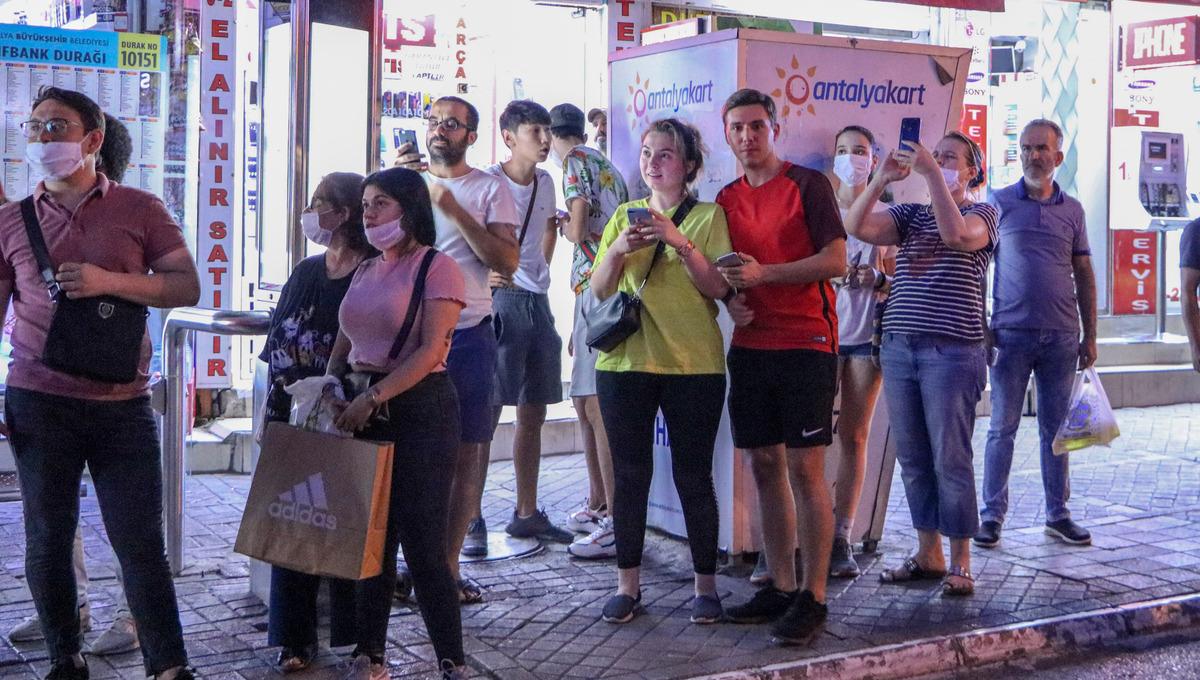 Eşi k&uuml;s&uuml;nce intihara kalkıştı, &ccedil;evredekiler anbean g&ouml;r&uuml;nt&uuml;ledi