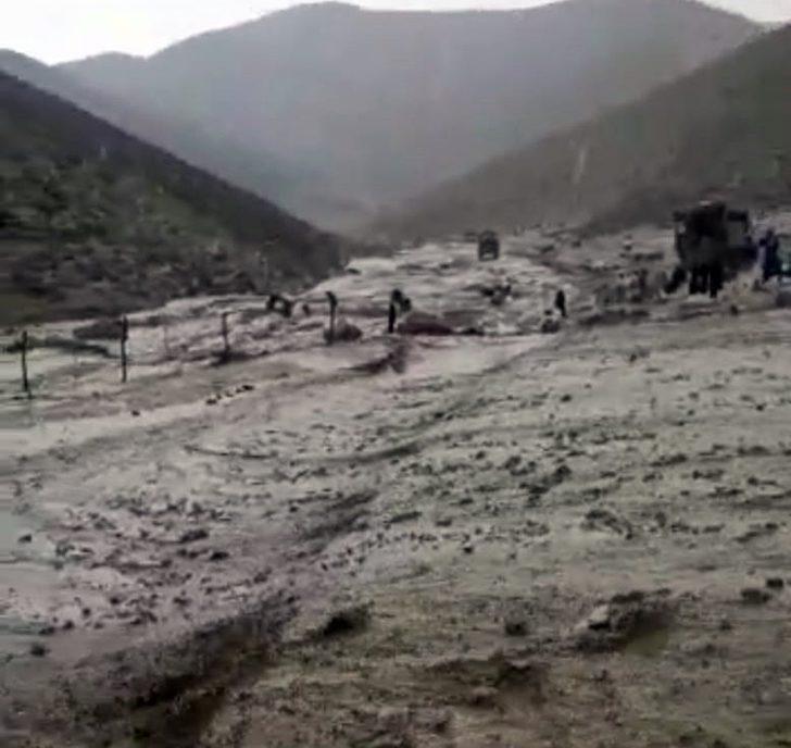 Yüksekova’da yaylada mahsur kalan berivanlar 5 saatte kurtarıldı G4