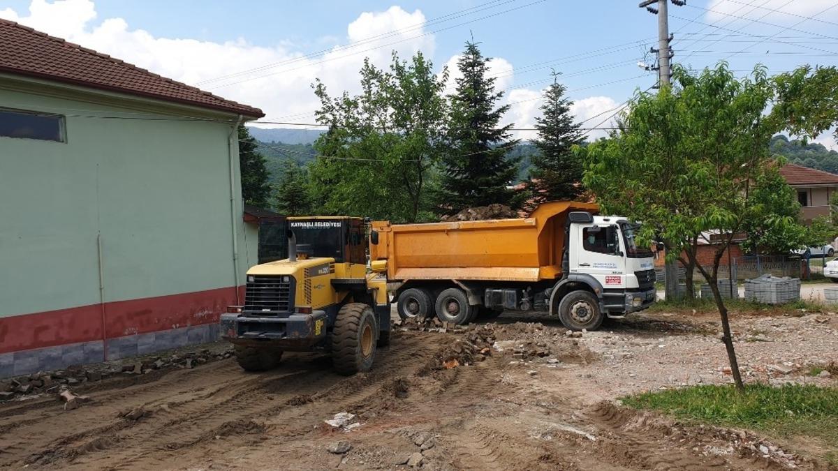 Kaynaşlı Belediyesi cami &ccedil;evresinde d&uuml;zenleme &ccedil;alışmalarını s&uuml;rd&uuml;r&uuml;yor