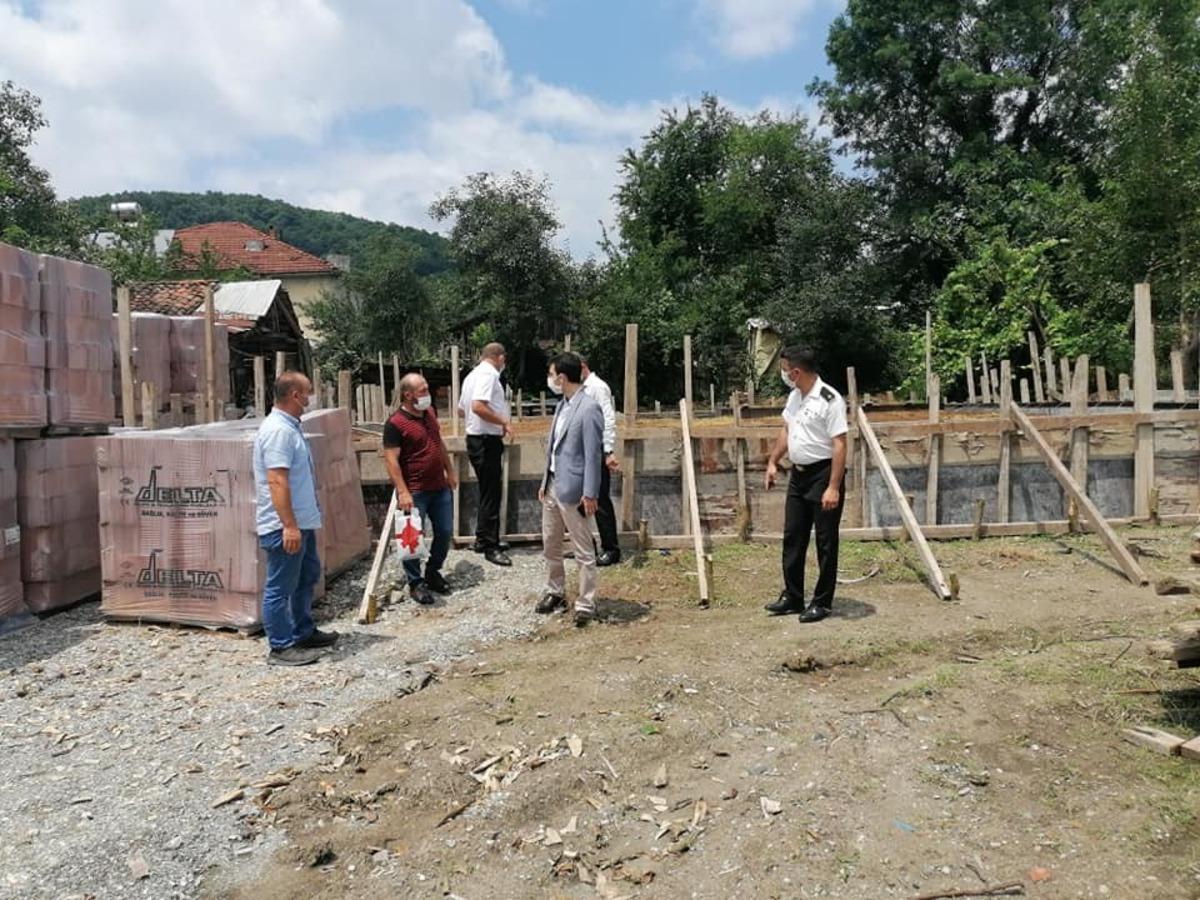 Yangınzede aileye yapılan evi inceledi