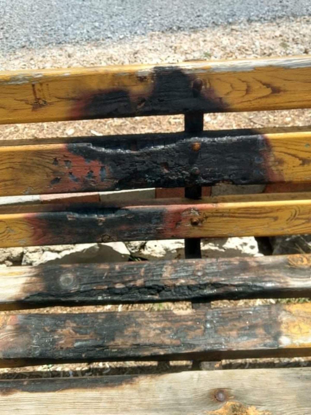 Didim&rsquo;de oturma banklarının yakılmasına vatandaşlar tepki g&ouml;sterdi