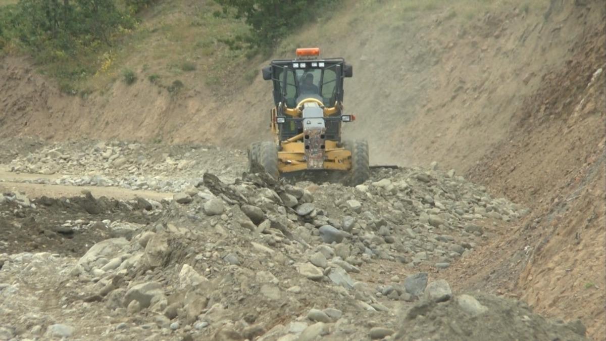 K&ouml;yl&uuml;lerin kullandığı patika yol genişletildi