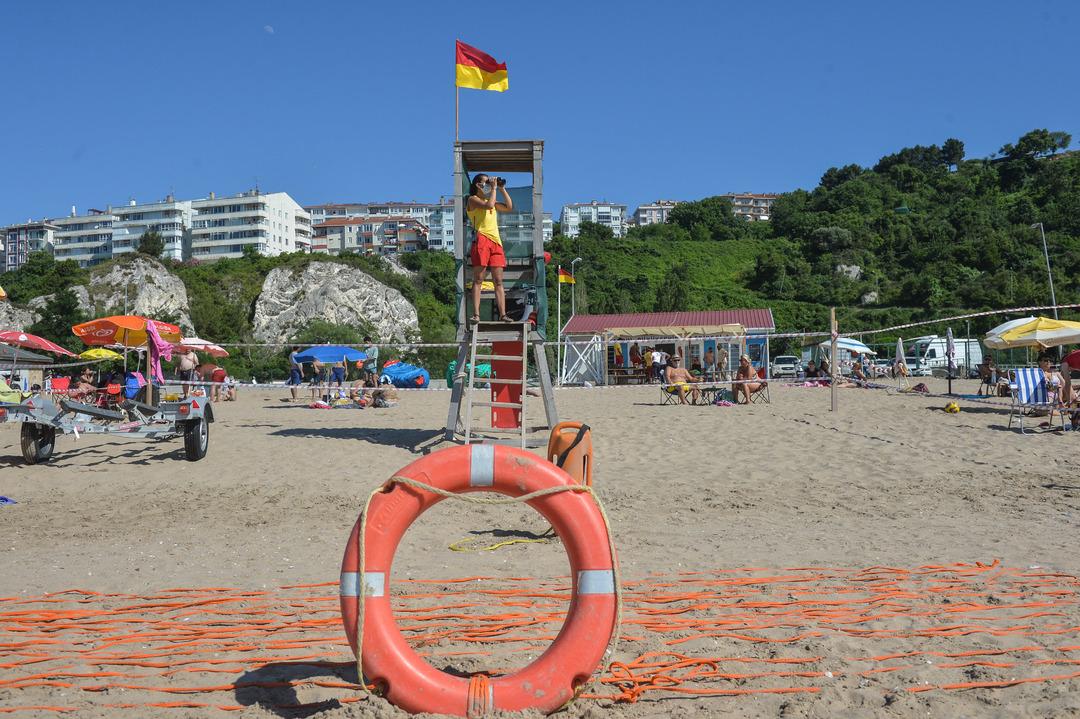 İstanbul plajlarında ilk! Kadın cankurtaranlar g&ouml;reve başladı
