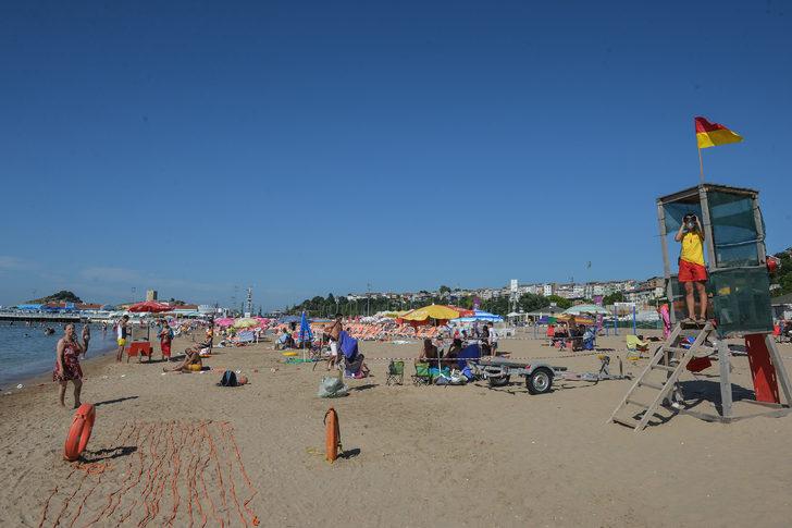 İstanbul plajlarında ilk! Kadın cankurtaranlar göreve başladı G3