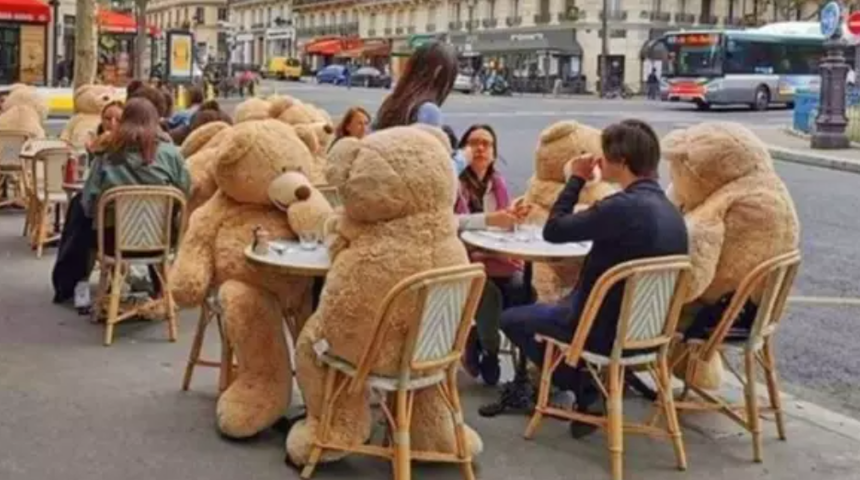 Sosyal mesafe i&ccedil;in devasa oyuncak ayılar!