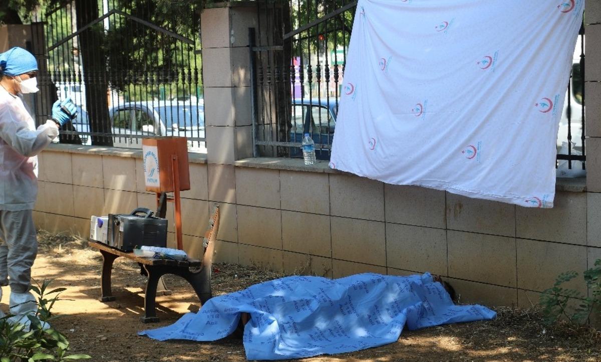 Hastane bah&ccedil;esinde acı olay... Bankta &ouml;l&uuml; bulundu