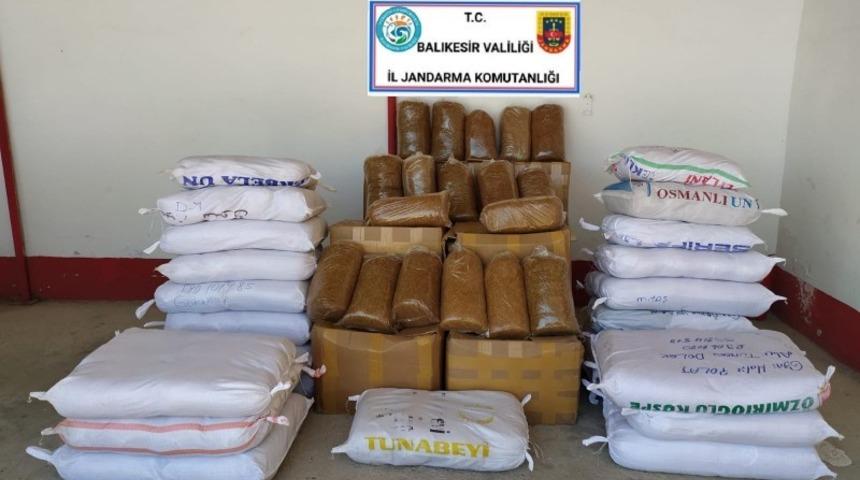 Kargo ara&ccedil;larında 3 bin 800 kilo ka&ccedil;ak t&uuml;t&uuml;n yakalandı