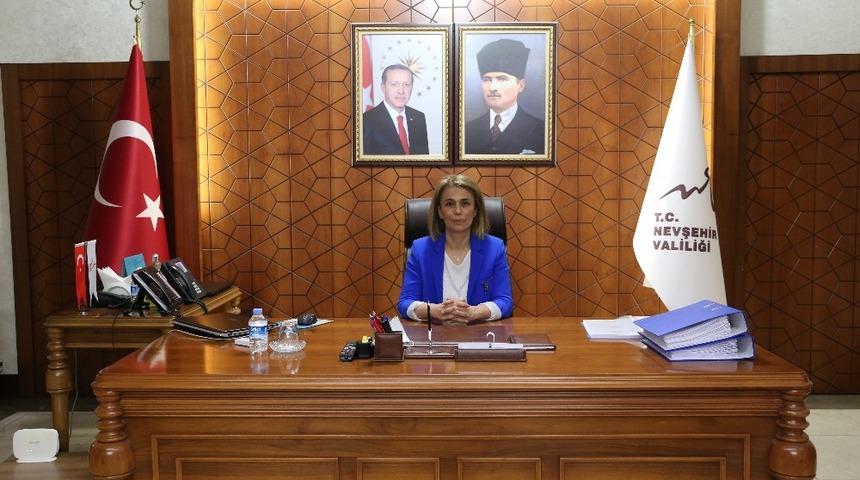 Vali Becel, maske kurallarına uyan Nevşehirlilere teşekk&uuml;r etti