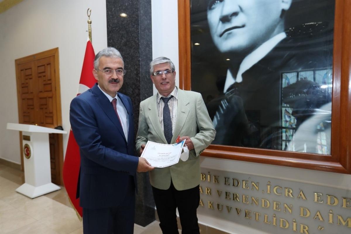 Yunus Emre yarışmasında dereceye giren &ouml;ğretmen ve &ouml;ğrenciler &ouml;d&uuml;llerini aldı