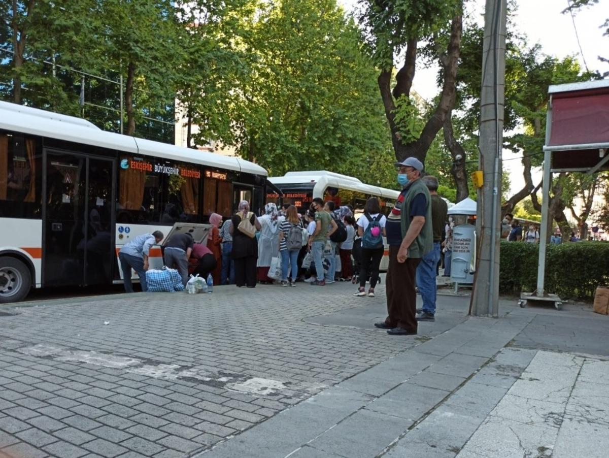 Otob&uuml;s duraklarındaki kalabalık pes dedirtti