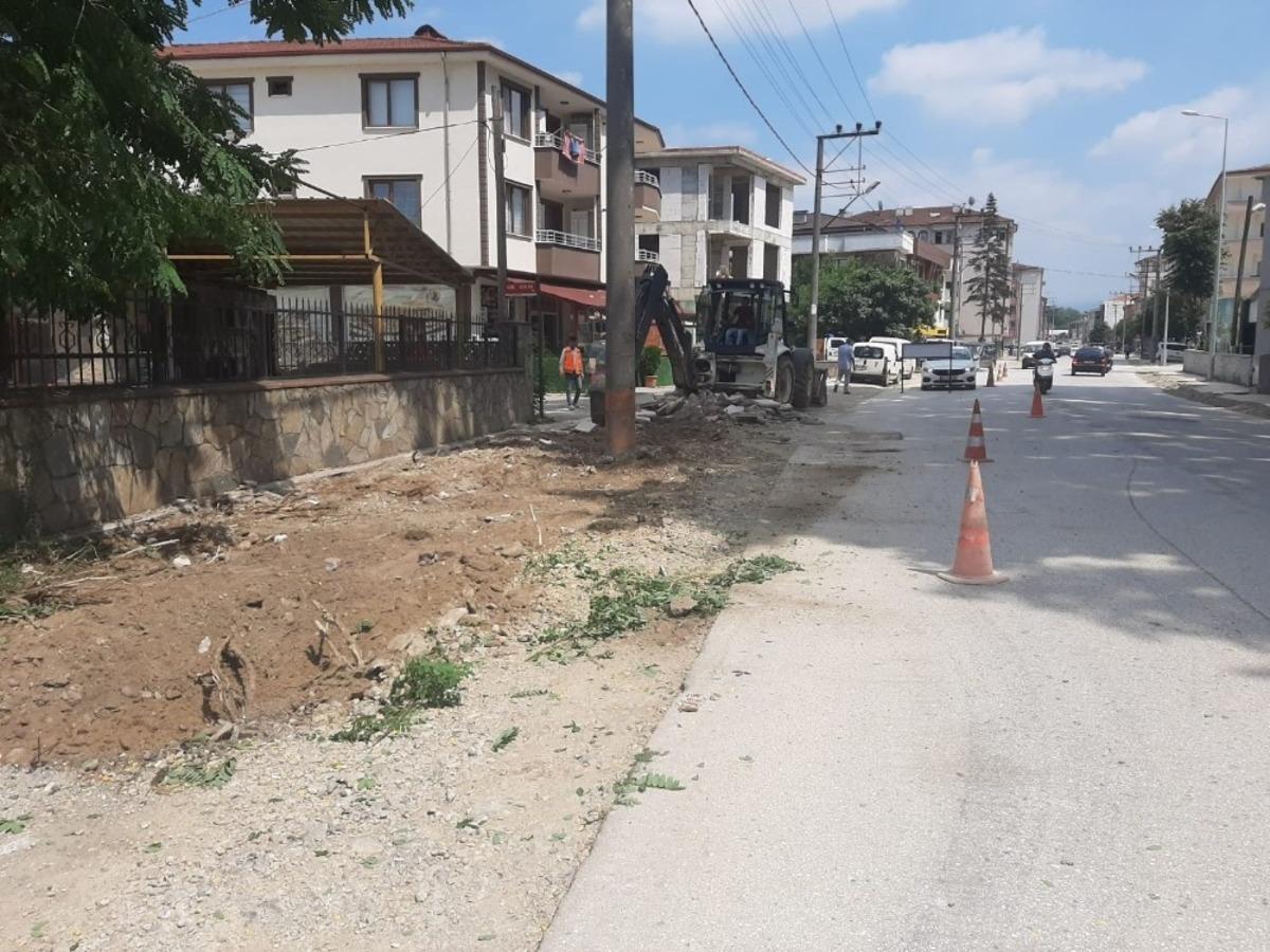 Gazhane Caddesi&rsquo;nde kaldırım tamiri devam ediyor