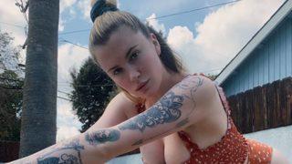 Ireland Baldwin plaja indi! Mavi bikinisiyle dikkat çekti