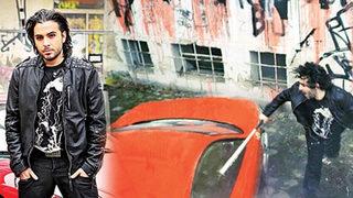 İsmail YK Ferrari parçaladı