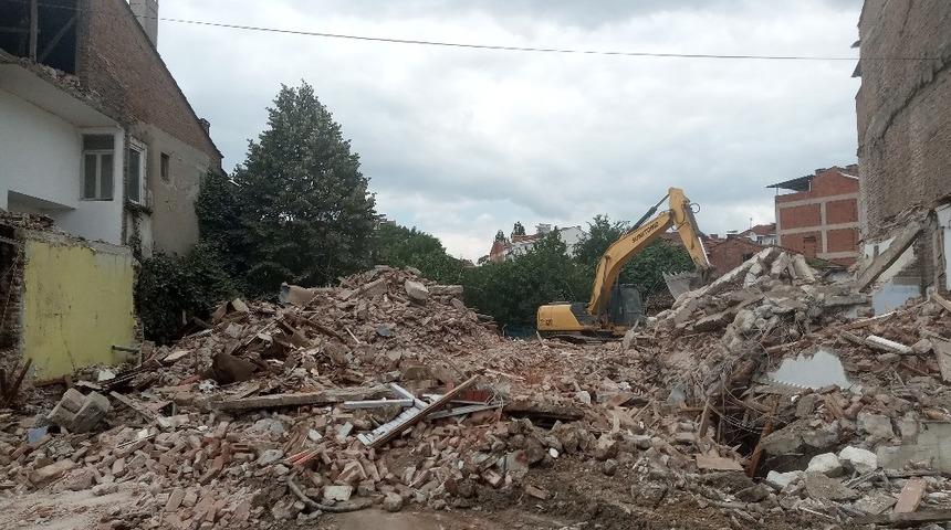 Yenişehir’de metruk binalar yıkılıyor
