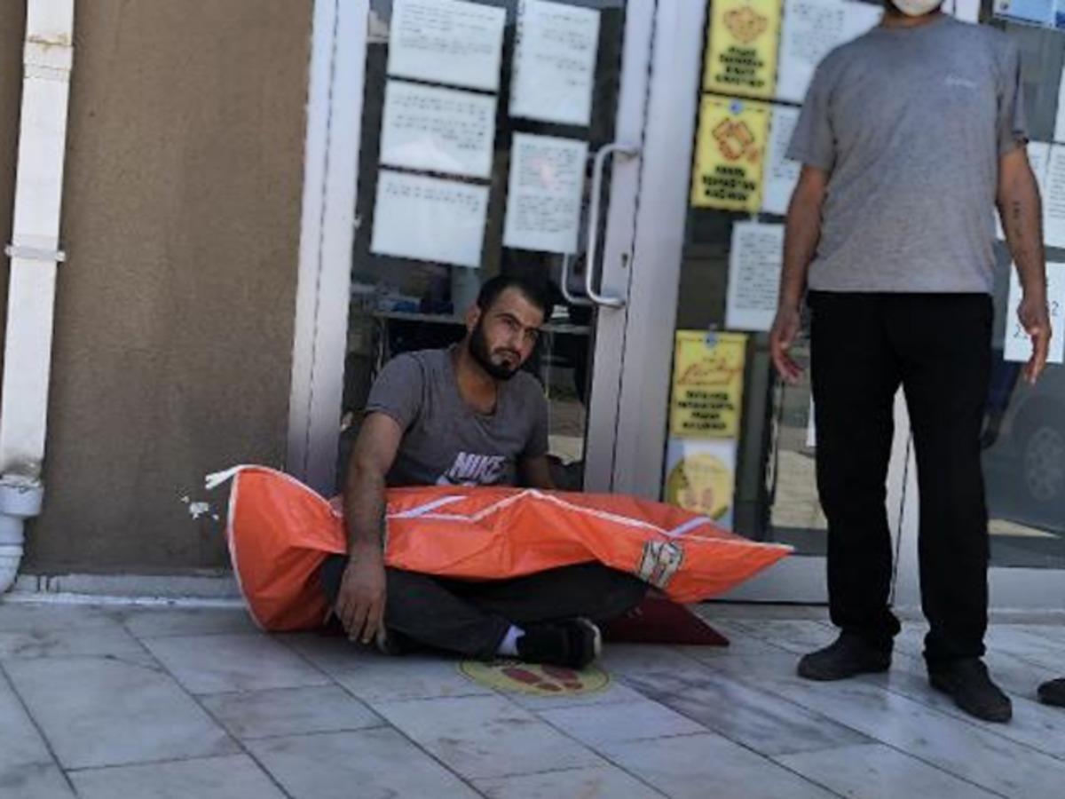 2 saat kimse ikna edemedi! Oğlunun cansız bedeniyle sokakta oturdu