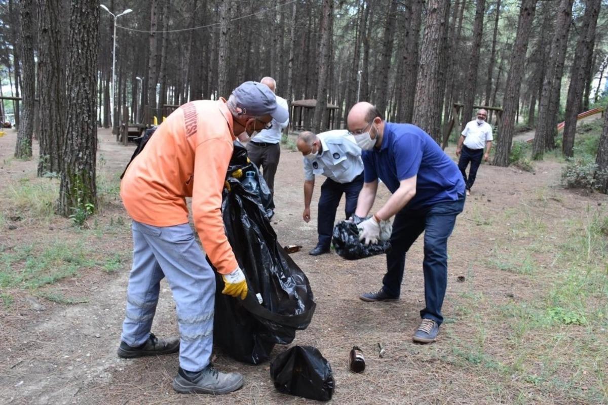 Y&uuml;zlerce kişi elbirliği ile Niksar&rsquo;ı temizledi