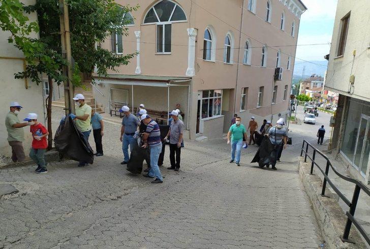 Yüzlerce kişi elbirliği ile Niksar’ı temizledi G3