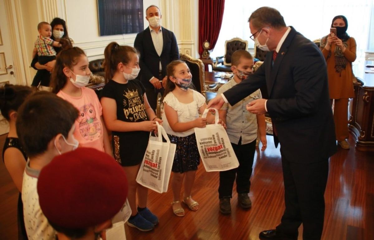 Oyuncaklarını satıp Mehmet&ccedil;ik Vakfına Bağışta bulundular