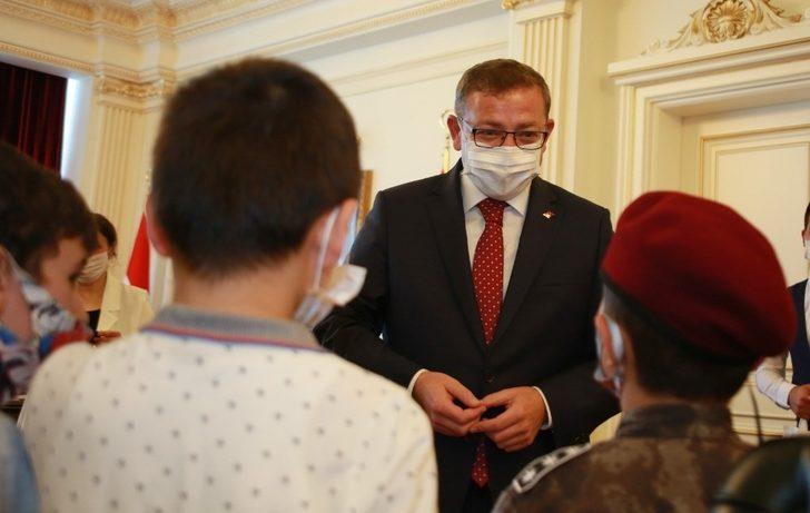 Oyuncaklarını satıp Mehmetçik Vakfına Bağışta bulundular G4