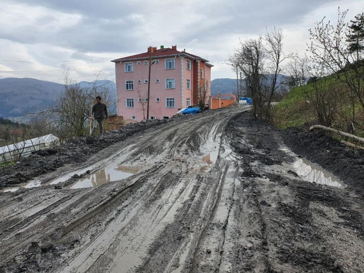 Yarım asırdır yolu yapılmayan k&ouml;yl&uuml;ler, isyan etti