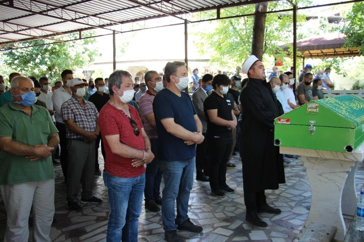 Doğum g&uuml;n&uuml;nde hayatını kaybeden Ala&ccedil;i&ccedil;ek, g&ouml;zyaşları arasında toprağa verildi