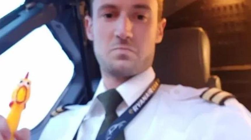 Uçağın gaz kolunu oyuncak tavukla çalıştırdı!