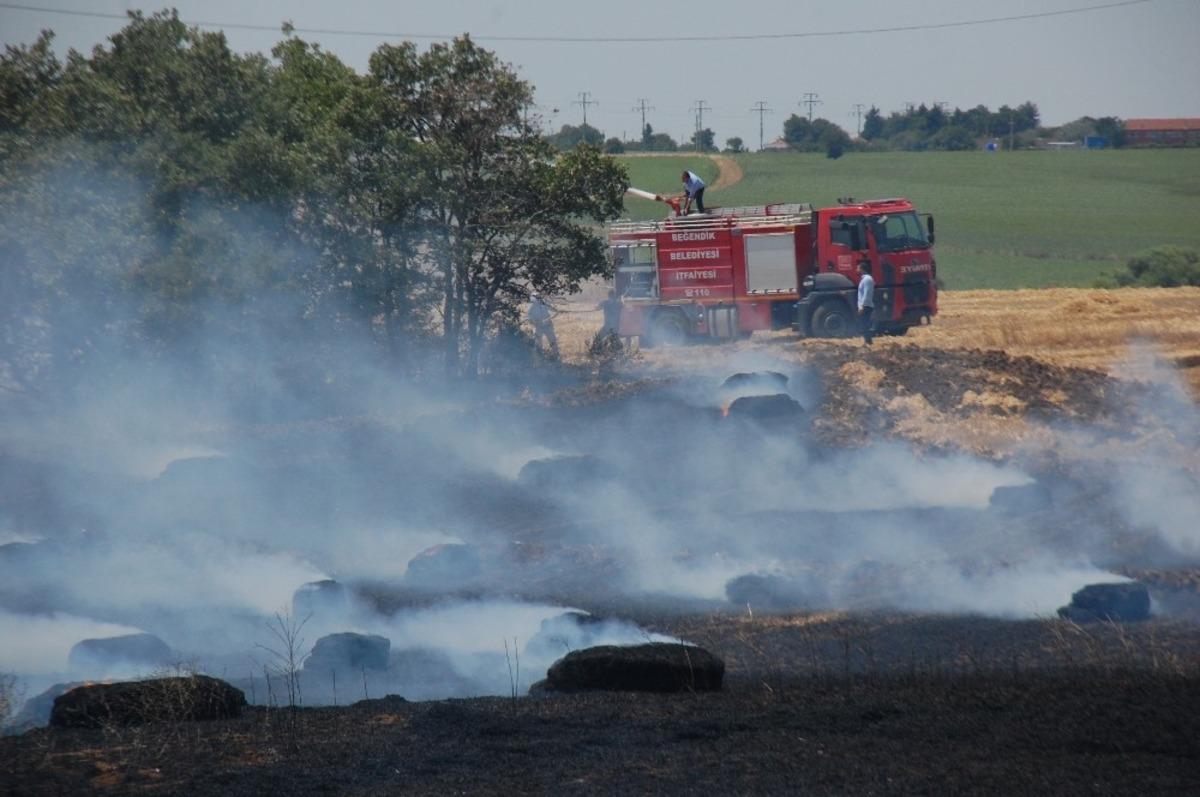 Balya makinesinden &ccedil;ıkan yangın araziyi k&uuml;le &ccedil;evirdi