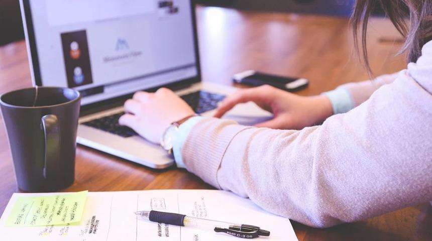 Bir işkoliği g&ouml;r&uuml;r g&ouml;r&uuml;r g&ouml;rmez tanımanızı sağlayacak 5 &ouml;zellik