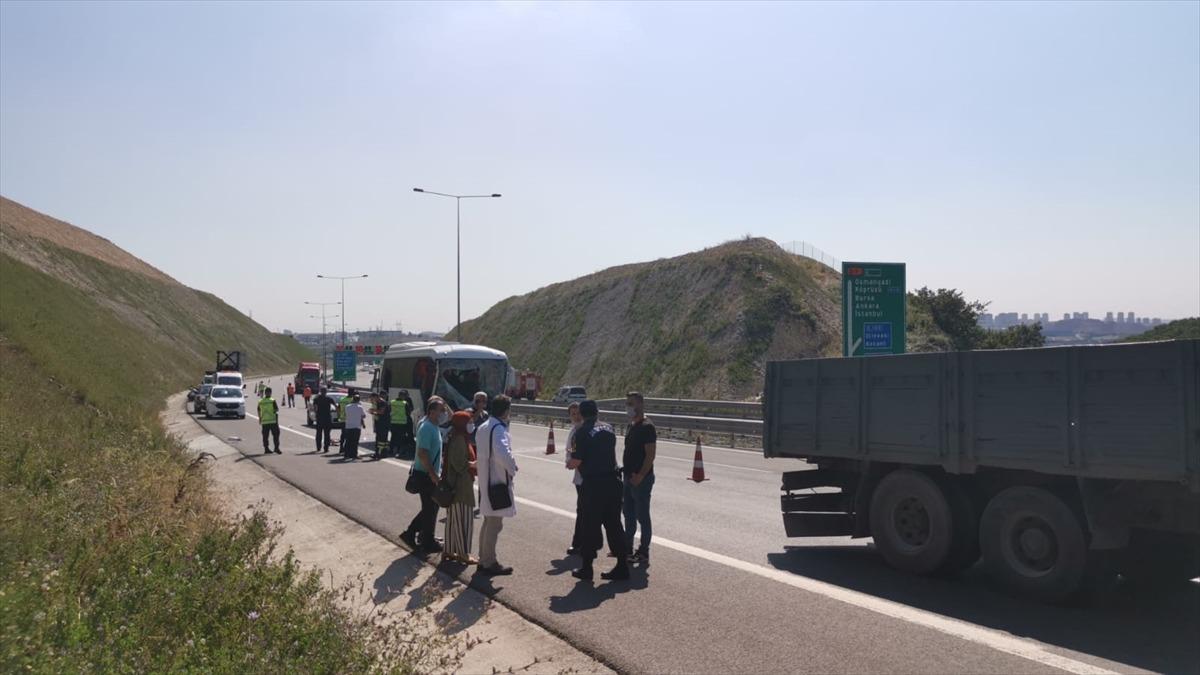 Kocaeli'de iş&ccedil;i servisiyle kamyon &ccedil;arpıştı: 13 yaralı