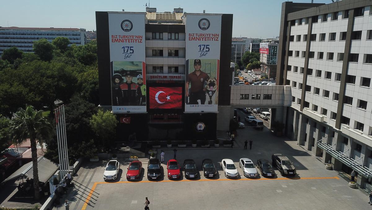 'Bataklık Operasyonu'nda ele ge&ccedil;irilen l&uuml;ks ara&ccedil;lar sergilendi