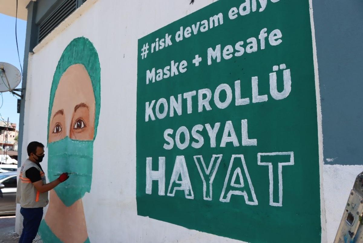 Boş duvarlara sosyal i&ccedil;erikli mesajlar yazılıyor
